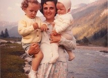 Joanna Beretta Molla z dwojgiem swoich pierwszych dzieci, Pierluigim i Marioliną. Po lewej: Na spacerze z mężem Piotrem 