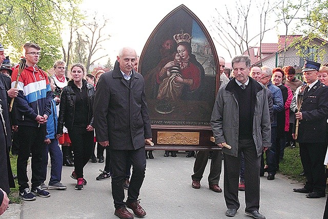 ▲	Obraz Matki Bożej niosą Józef Kaczyński, Bogusław Kowalczuk, Józef Martyna oraz Waldemar Stępak.