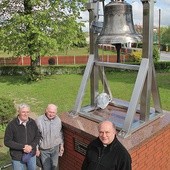 ▲	Rudolf Jonderko, Henryk Hrapiec, ks. Krzysztof Fulek i odzyskany przez Leszczyny dzwon.