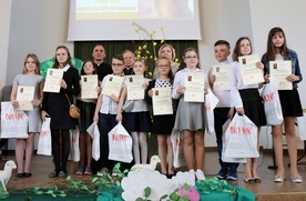 Laureaci z bp. Henrykiem Tomasikiem, ks. Andrzejem Gozdurem i Jolantą Strojek