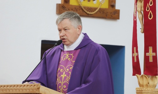 W imieniu kapłanów dekanatu istebniańskiego pożegnał śp. ks. Borysa Kroczka dziekan ks. kan. Tadeusz Pietrzyk