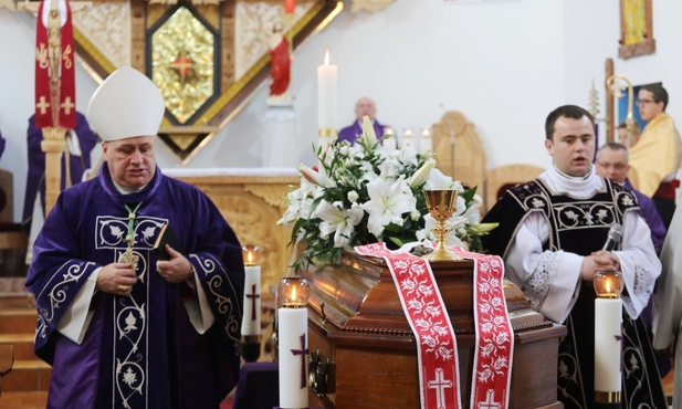 Liturgii pogrzebowej przewodniczył bp Piotr Greger.