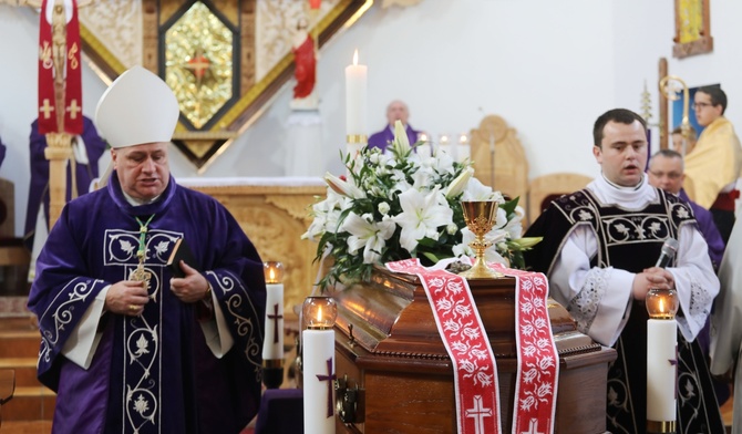 Liturgii pogrzebowej przewodniczył bp Piotr Greger.