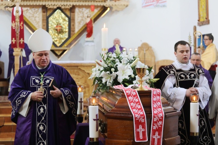 Liturgii pogrzebowej przewodniczył bp Piotr Greger.