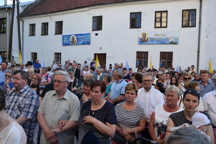 Powitanie ikony MB Częstochowskiej w parafii św. Andrzeja Apostoła w Łęczycy