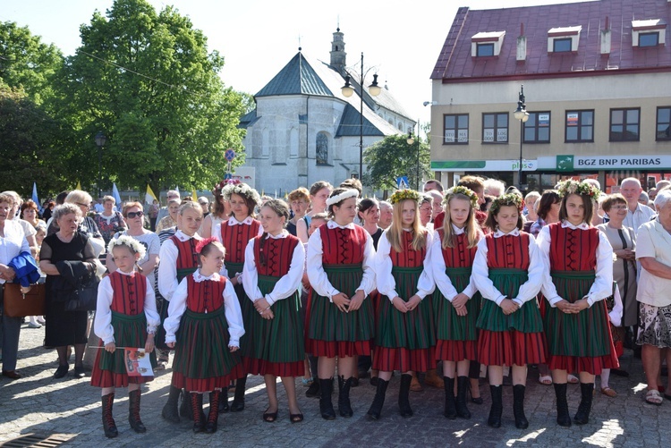 Powitanie ikony MB Częstochowskiej w parafii św. Andrzeja Apostoła w Łęczycy