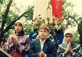 Pielgrzymującej po diecezji figurze Pani Fatimskiej towarzyszyła trójka dzieci, która miałe przypominać Łucję, Franciszka i Hiacyntę