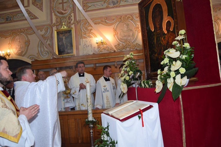 Powitanie ikony MB Częstochowskiej w parafii Niepokalanego Poczęcia NMP w Łęczycy