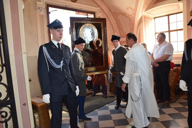 Powitanie ikony MB Częstochowskiej w parafii Niepokalanego Poczęcia NMP w Łęczycy