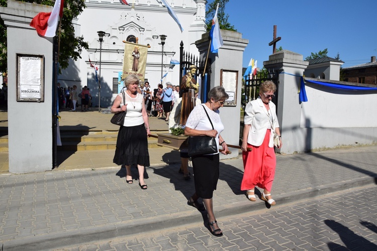 Powitanie ikony MB Częstochowskiej w parafii Niepokalanego Poczęcia NMP w Łęczycy