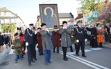 Obraz Matki Bożej Częstochowskiej niosą członkowie straży Grobu Pańskiego przy parafii oo. bernardynów