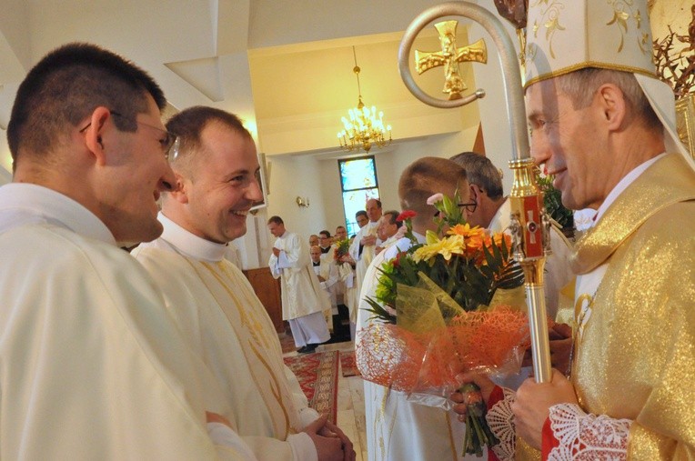 Diakoni dziękują bp. Salaterskiemu za udzielenie święceń