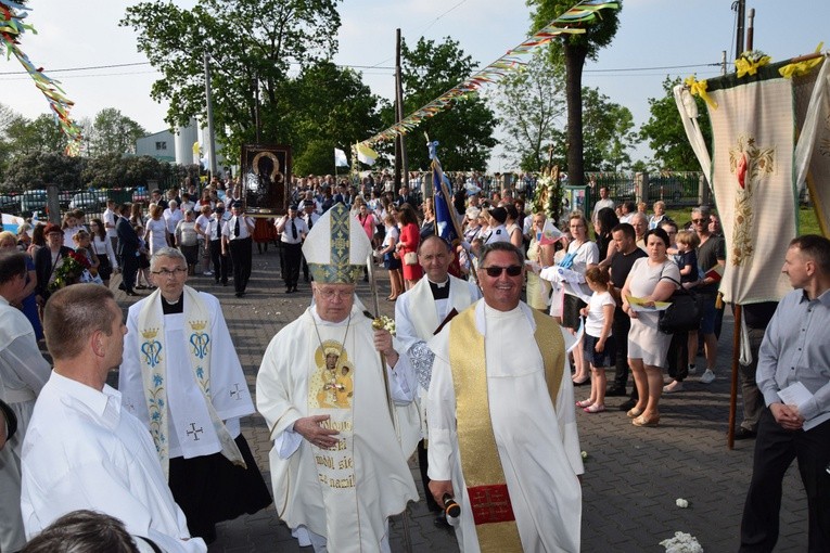 Tłum wiernych witał obraz Matki Bożej Częstochowskiej w Leśmierzu