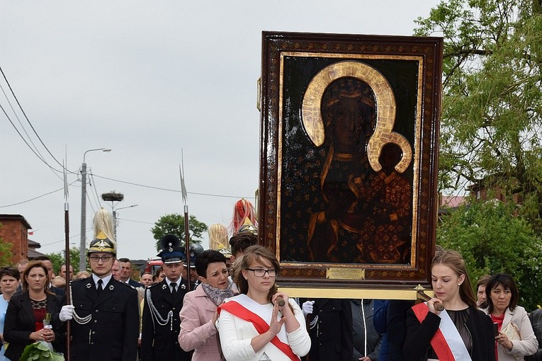 Procesja z obrazem Matki Bożej Częstochowskiej zmierza do archikolegiaty w Tumie