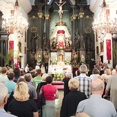 W kościele zachowano czarny wystrój wnętrza.