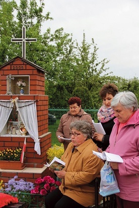 	W wielu miejscach w diecezji w tym pięknym miesiącu rozbrzmiewa Litania Loretańska  na świeżym powietrzu.
