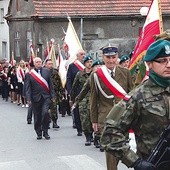 Po uroczystej Mszy św. kilkaset osób z Dzierżoniowa i całego regionu w asyście wojskowej żołnierzy 22 Karpackiego Batalionu Piechoty Górskiej z Kłodzka przeszło przez miasto na miejsce odsłonięcia pomnika. 