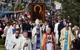 Procesja z obrazem Matki Bożej Częstochowskiej zmierza do kościoła w Górze św. Małgorzaty