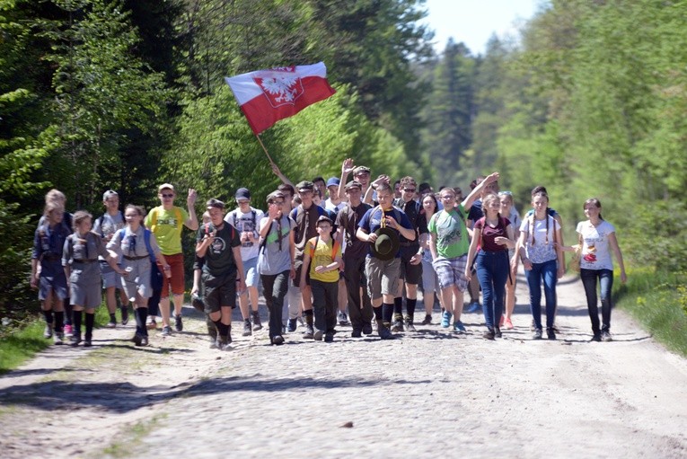 Katolickie Stowarzyszenie Młodzieży marszem z Suchedniowa na Wykus uczciło bohaterów walk o niepodległość