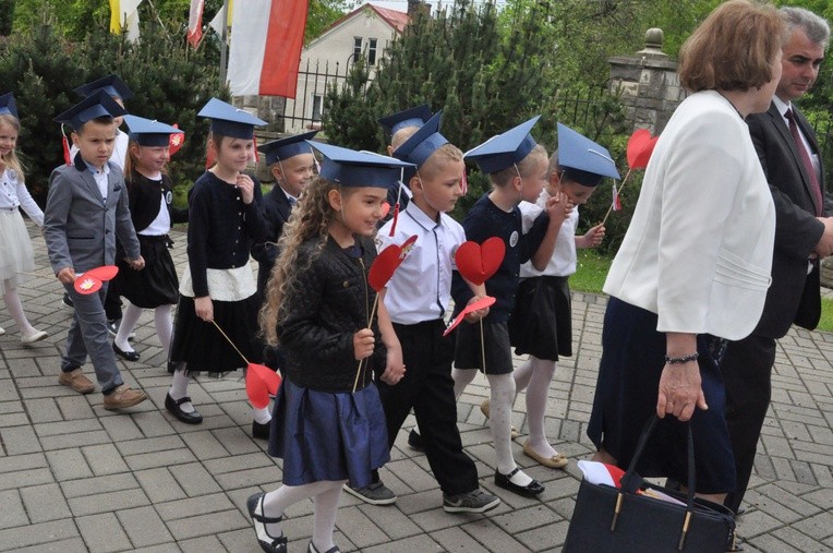 Sztandar przedszkolaków z Luszowic 