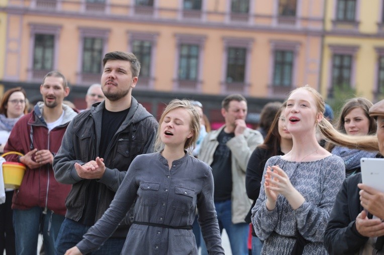 Wraz z muzykami śpiewem uwielbiała Boga także publiczność zebrana na cieszyńskim Rynku.