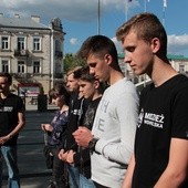 Młodzi ludzi odmawiali w centrum Radomia Różaniec w rocznicę śmierci rotmistrza Witolda Pileckiego