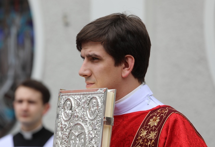 Diakon Tymoteusz Szydło podczas diecezjalnej uroczystości Niedzieli Palmowej w Bielsku-Białej
