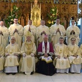 Nowo wyświęceni księża z biskupami (od lewej) Piotrem Turzyńskim i Adamem Odzimkiem oraz członkami zarządu radomskiego Wyższego Seminarium Duchownego.