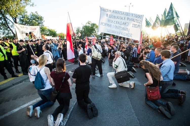 Demonstracje przeciw "Klątwie"