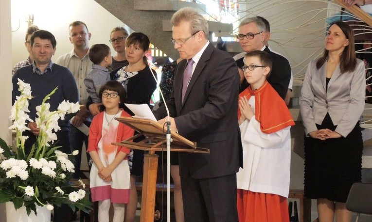 Henryk Zloch, przewodniczący rady duszpasterskiej i członkowie Domowego Kościoła z Wisły Centrum