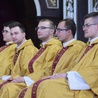 Nowo wyświęceni księża w czasie sprawowania liturgii eucharystycznej.
