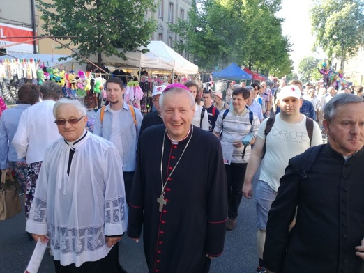 Pieszo do Piekar pielgrzymował bp Adam Wodarczyk. Dołączył do mężczyzn w Łagiewnikach.