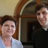 Premier Beata Szydło z synem, ks. Tymoteuszem tuż po prymicyjnej Mszy św.