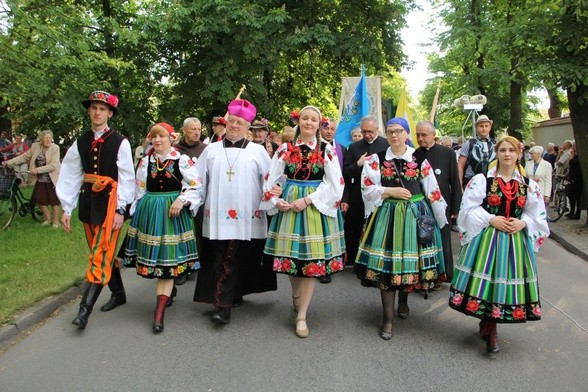 Bp Józef Zawitkowski odprowadza pielgrzymów spod kościoła ss. bernardynek w Łowiczu