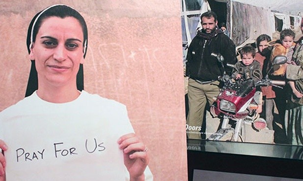 Wystawę przygotowała fundacja Open Doors. Na zdjęciu: rodzina uchodźców z Syrii w obozie w Libanie.
