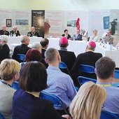 Prelegenci i goście konferencji wspominali początki ruchu oazowego na Pomorzu.