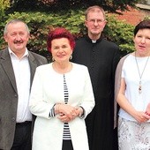 Zdzisław Waszkiewicz (od lewej), Barbara Świątek, ks. prał. Stanisław Łada i Maria Hojczyk zachęcają do włączenia się w inicjatywę Centrum Ochotników Cierpienia.