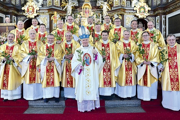 Na spotkanie w świdnickiej katedrze przybyło kilkunastu jubilatów. Na zdjęciu  z bp. Ignacym Decem.