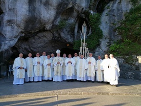 Msza św. w grocie objawień w Lourdes