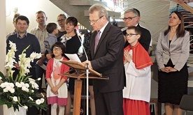 ▲	Henryk Zloch i rodziny Domowego Kościoła podczas jubileuszu.