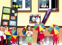Przedszkolaki podczas występu w dniu święta.