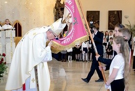 Sztandar szkoły poświęcił bp Andrzej Czaja.