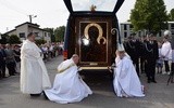 Bp Józef Zawitkowski i ks. Arkadiusz Grodzicki oddają cześć Matce Bożej w jasnogórskim wizerunku