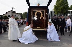 Bp Józef Zawitkowski i ks. Arkadiusz Grodzicki oddają cześć Matce Bożej w jasnogórskim wizerunku