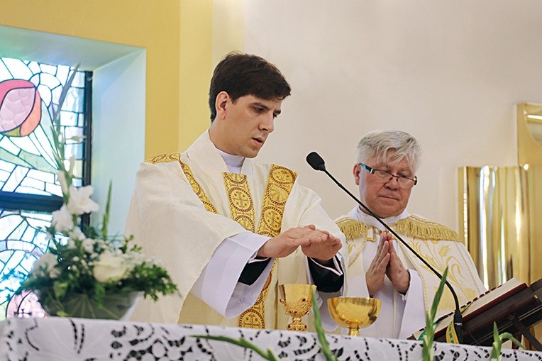 Ks. Tymoteusz Szydło swoją prymicyjną Mszę św. odprawił w asyście proboszcza ks. Jacka Przybyły w Przecieszynie.