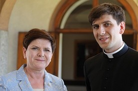 Beata Szydło z synem tuż po prymicyjnej Eucharystii.