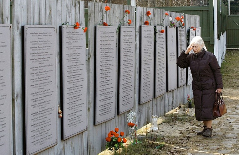 Tablice memorialne z nazwiskami kapłanów zamordowanych w Butowie.