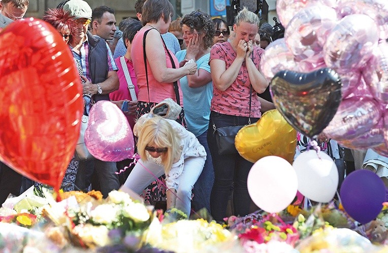 Tydzień po zamachu terrorystycznym plac św. Anny w pobliżu Manchester Arena tonął w kwiatach i zabawkach przynoszonych przez mieszkańców miasta dla uczczenia ofiar.