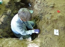 Becky Miller pobiera próbki osadów do analizy genetycznej podczas wykopalisk w Trou Al’Wesse, w Belgii.