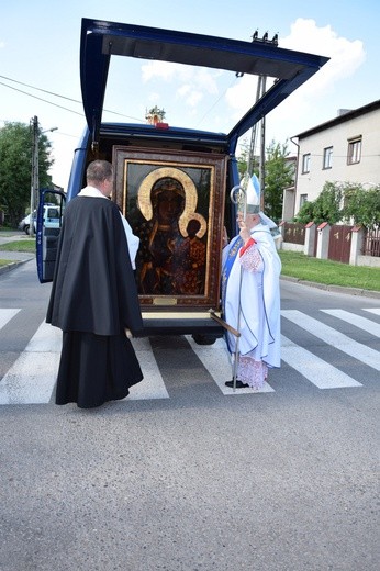 Powitanie ikony MB Częstochowskiej w parafii św. Maksymiliana w Głownie
